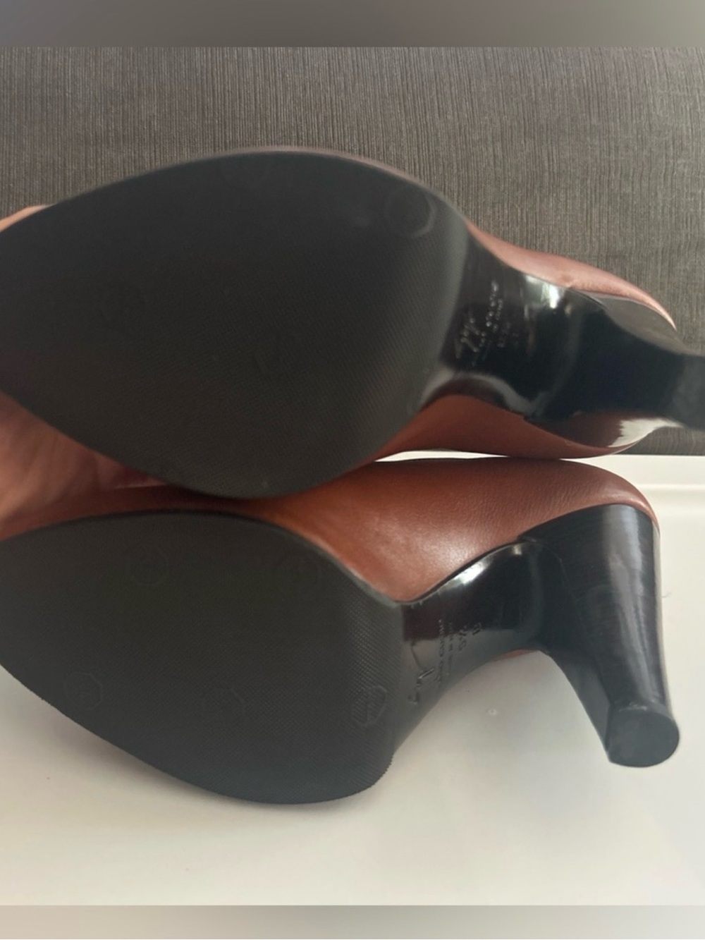 Giuseppe Zanotti Tan Leather V-Cut Cognac Almond Toe Pumps
Italy 39.5 / 9.5 - Picture 2 of 7